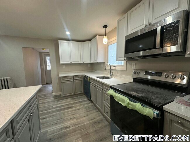 13 Gladstone St in Everett, MA - Building Photo - Building Photo