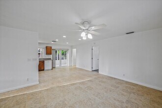 2402 E Edgewater Dr in West Palm Beach, FL - Foto de edificio - Building Photo
