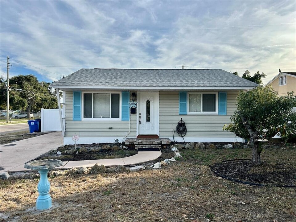 6100 4th Ave S in St. Petersburg, FL - Building Photo