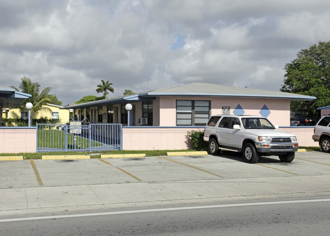 13880 NE 6th Ave in Miami, FL - Foto de edificio - Building Photo