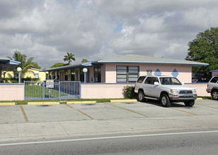 13880 NE 6th Ave in Miami, FL - Foto de edificio - Building Photo