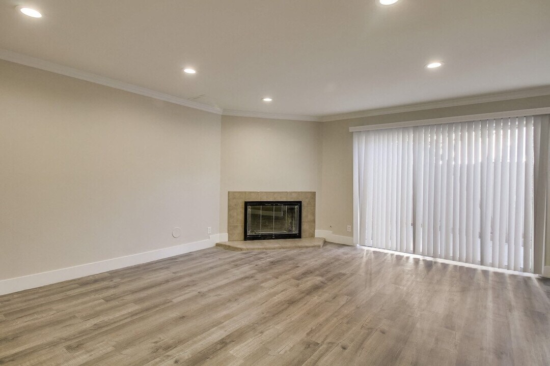 Fairway Villas Apartment Homes in Newport Beach, CA - Building Photo