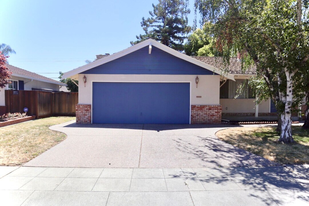 36045 Larch Way in Fremont, CA - Building Photo