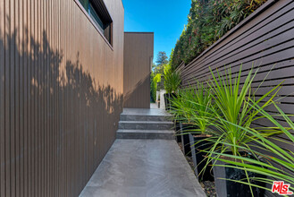 418 N Bowling Green Way in Los Angeles, CA - Building Photo - Building Photo