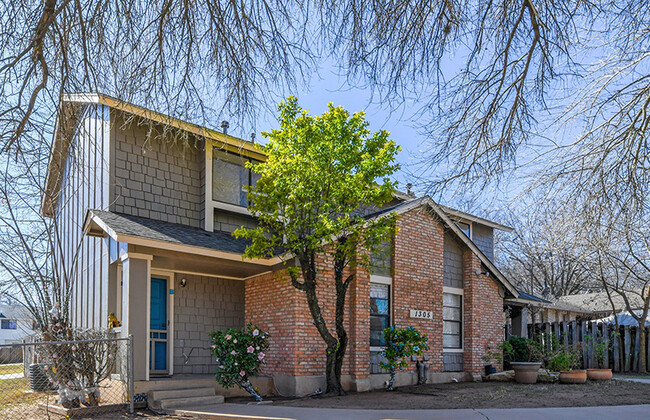 1305 Dobie Dr in Austin, TX - Building Photo - Building Photo