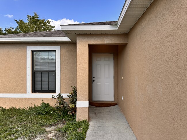 3215 SW Santa Barbara Pl in Cape Coral, FL - Building Photo - Building Photo