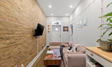 2354 N Elston Ct, Unit 1R in Chicago, IL - Foto de edificio - Building Photo