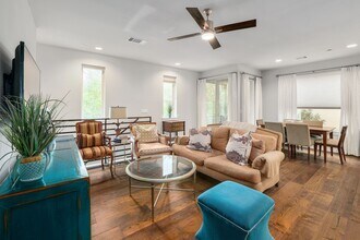 1205 Elm St in Austin, TX - Foto de edificio - Building Photo