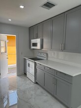 726 SW 7th St in Hallandale Beach, FL - Foto de edificio - Building Photo