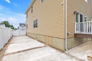 2461 Williams Ct in Bellmore, NY - Building Photo - Building Photo