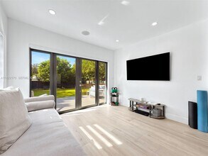 130 SW 25th Rd in Miami, FL - Building Photo - Building Photo