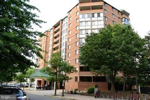 1001 N Randolph St, Unit 811 in Arlington, VA - Building Photo