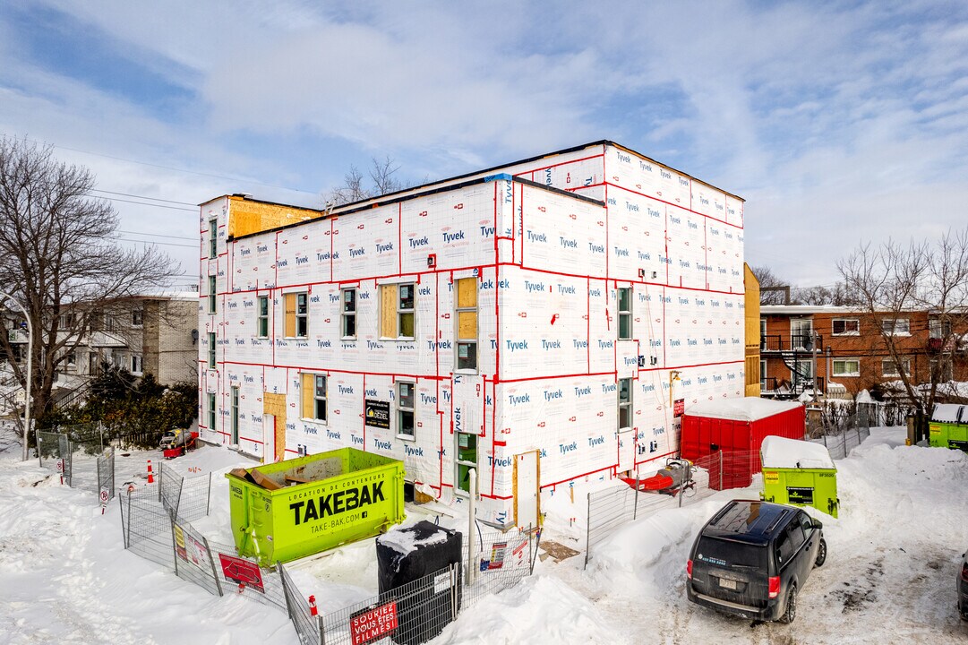 7160 Jarry E Rue in Montréal, QC - Building Photo