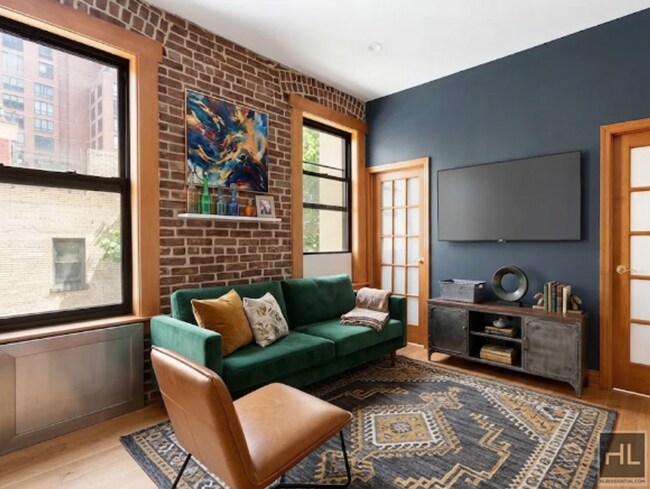 Renovated 3BR with Exposed Brick, Elevator & Laundry