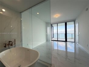 700 NE 24th St, Unit 3503 in Miami, FL - Foto de edificio - Building Photo