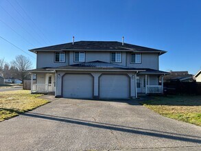 16241-16243 Curry Ct SE in Yelm, WA - Building Photo - Building Photo