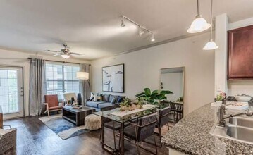 9757 Pine Lake Dr in Houston, TX - Building Photo - Building Photo