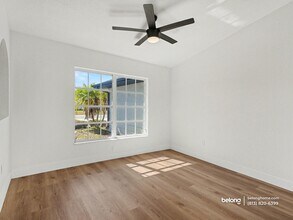 527 Rotonda Cir in Rotonda West, FL - Foto de edificio - Building Photo