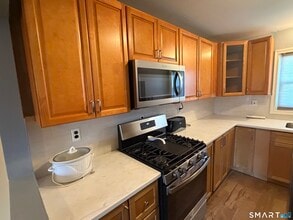 11 Camelot Dr in Bloomfield, CT - Building Photo - Building Photo