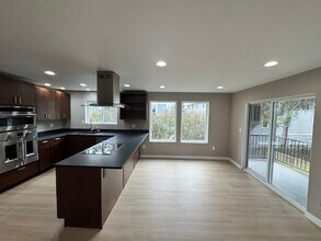 6015 Lakeview Dr in Kirkland, WA - Building Photo - Building Photo