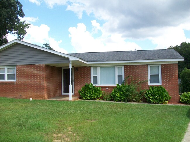 110 Woodlock Ln in Greenwood, SC - Building Photo - Building Photo