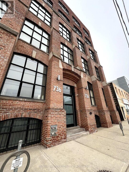 736-736 Dundas St E in Toronto, ON - Building Photo