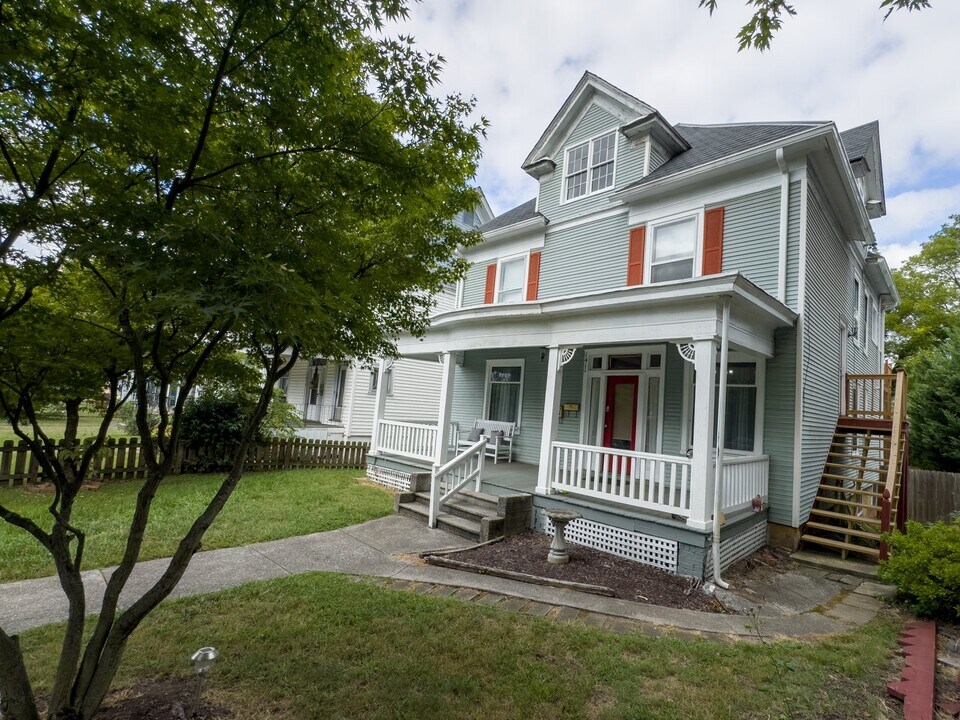 1411 Clarke Ave SW, Unit Apartment 2 in Roanoke, VA - Building Photo