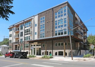 Celia's Court in Austin, TX - Foto de edificio - Building Photo