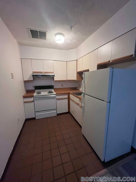 81 Essex St in Boston, MA - Building Photo