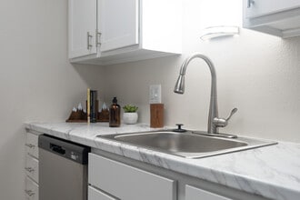 Sky at Bear Creek in Colorado Springs, CO - Foto de edificio - Interior Photo