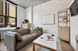 220 W Institute Pl in Chicago, IL - Foto de edificio - Building Photo