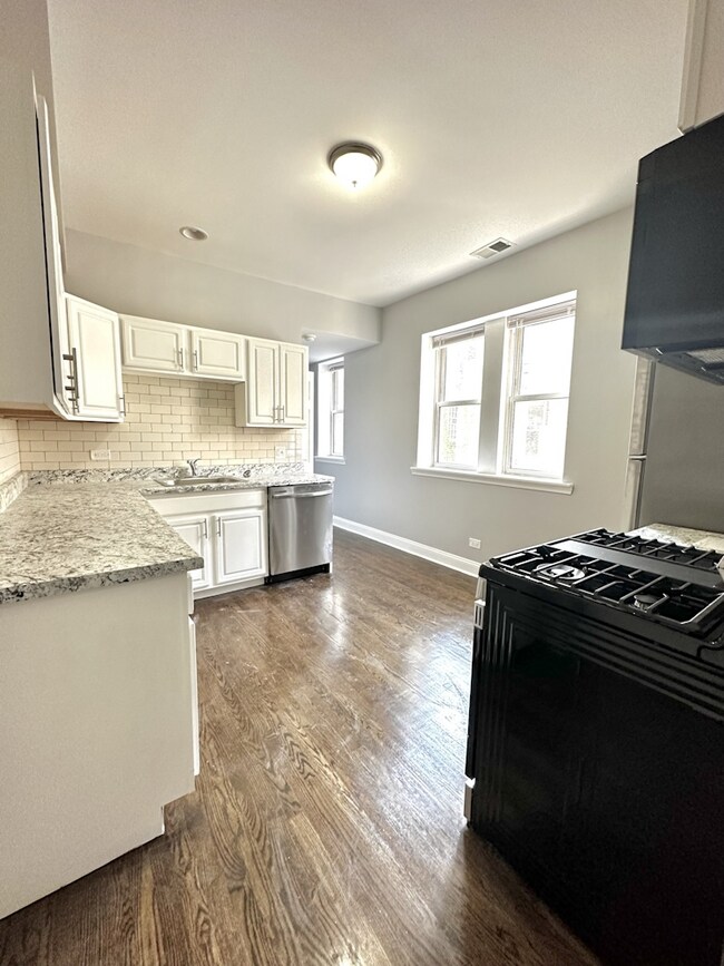 4454 N Sheridan Rd, Unit 2 in Chicago, IL - Foto de edificio - Building Photo