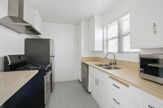 property at 943 6th St