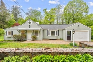 13 South St in Washington, CT - Building Photo