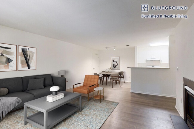 313 Avalon Cir in Smithtown, NY - Building Photo - Building Photo