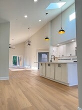 218 Elizabeth Ave, Unit Bedroom in Rockville, MD - Building Photo - Building Photo