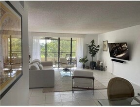 7170 Promenade Dr in Boca Raton, FL - Foto de edificio - Building Photo