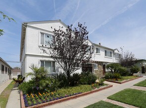 11355 Washington Pl in Los Angeles, CA - Building Photo - Building Photo