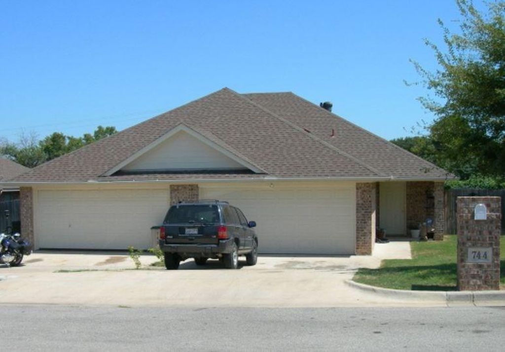 744 Stribling Cir, Unit 47-108 in Azle, TX - Building Photo