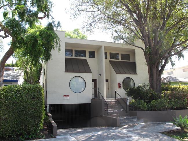 718 Westmount Dr in West Hollywood, CA - Building Photo - Building Photo