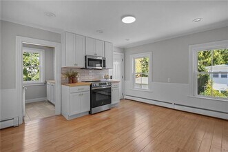 243 Maple Ave in Barrington, RI - Building Photo - Building Photo