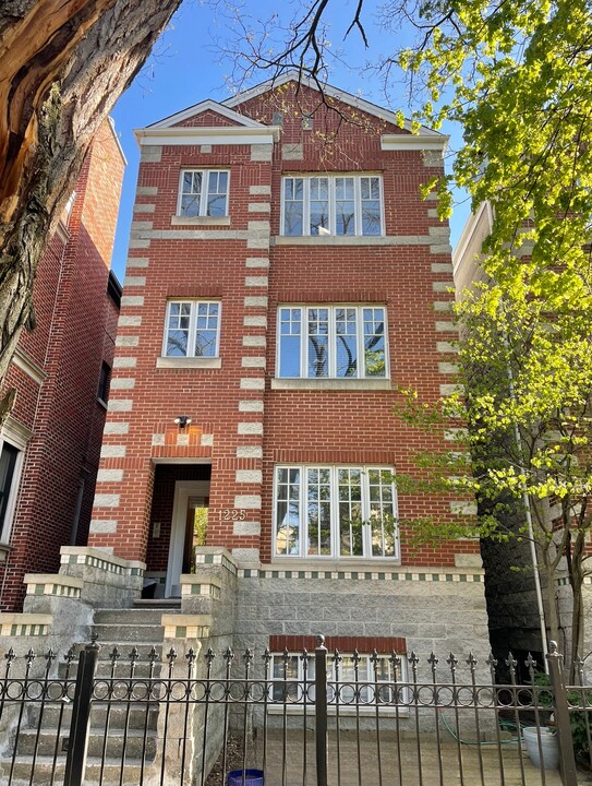 1225 W Roscoe St, Unit 1 in Chicago, IL - Building Photo
