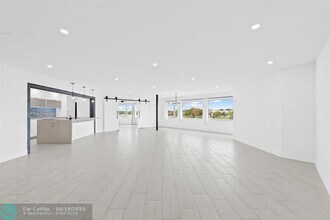 877 NE 195th St in Miami, FL - Building Photo - Building Photo