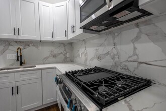 3205 E Monument St in Baltimore, MD - Foto de edificio - Building Photo