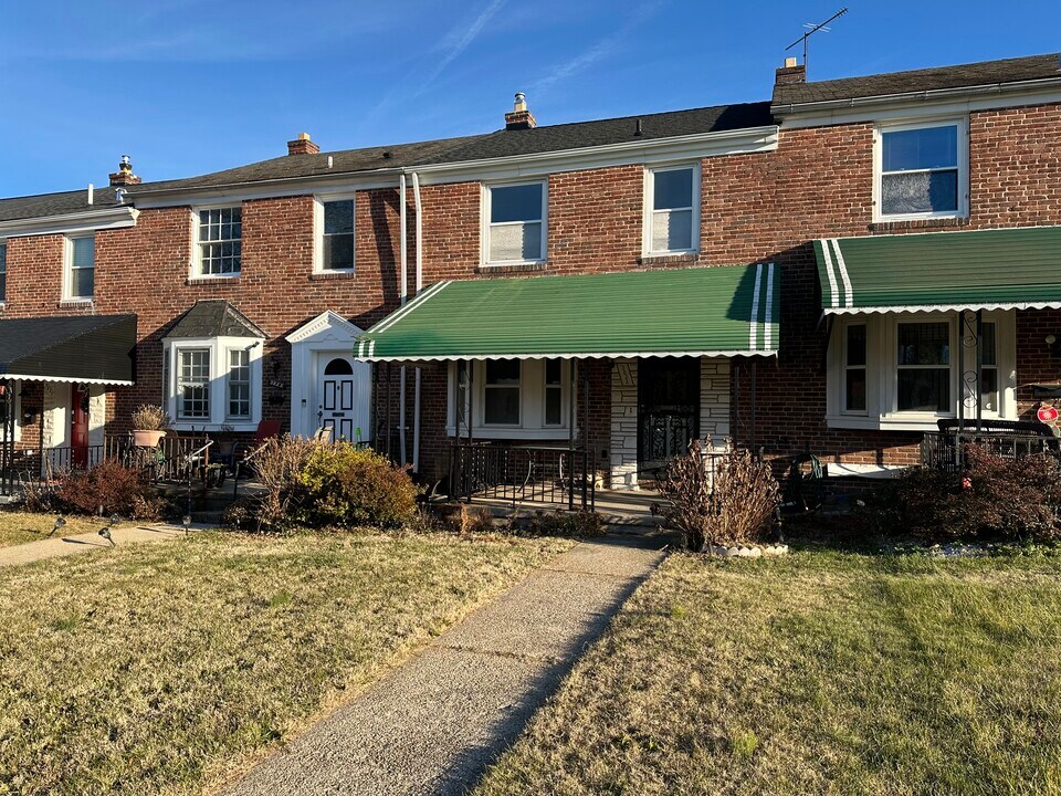 3823 Crestlyn Rd in Baltimore, MD - Foto de edificio