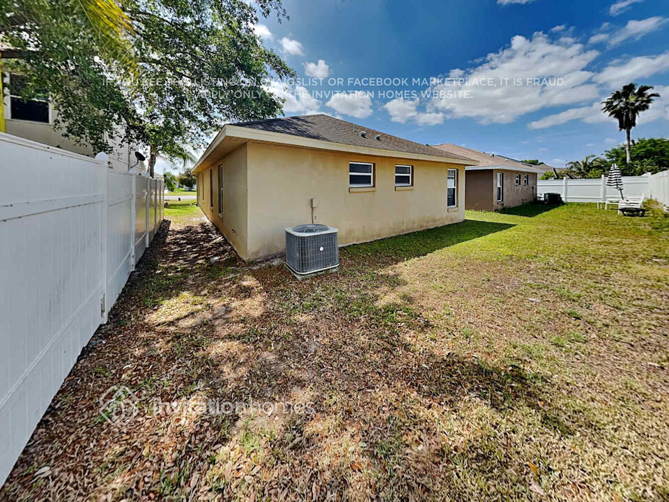 2417 Knightsbridge Blvd in Kissimmee, FL - Building Photo