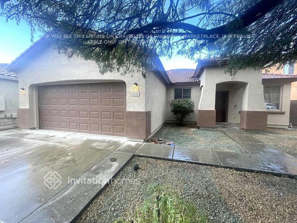 9526 W Minnezona Ave in Phoenix, AZ - Foto de edificio