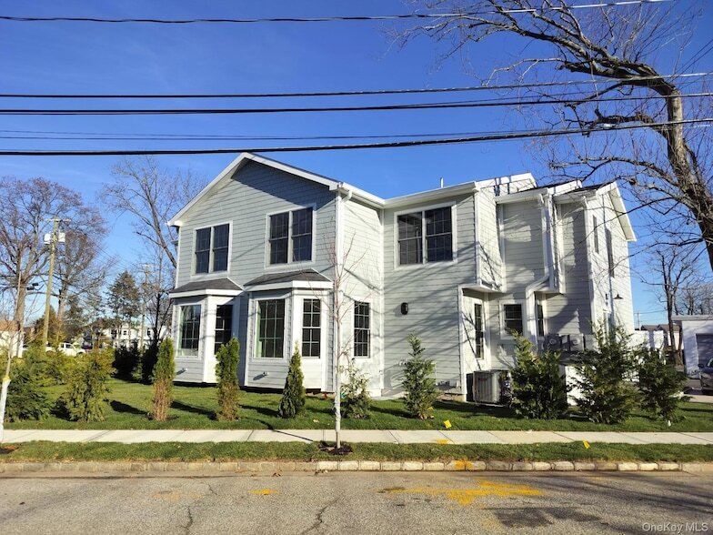 ONE Manhasset Ave, Unit A in Port Washington, NY - Building Photo
