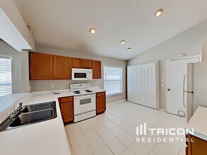 6926 Waterbrook Ct in Gibsonton, FL - Foto de edificio - Building Photo