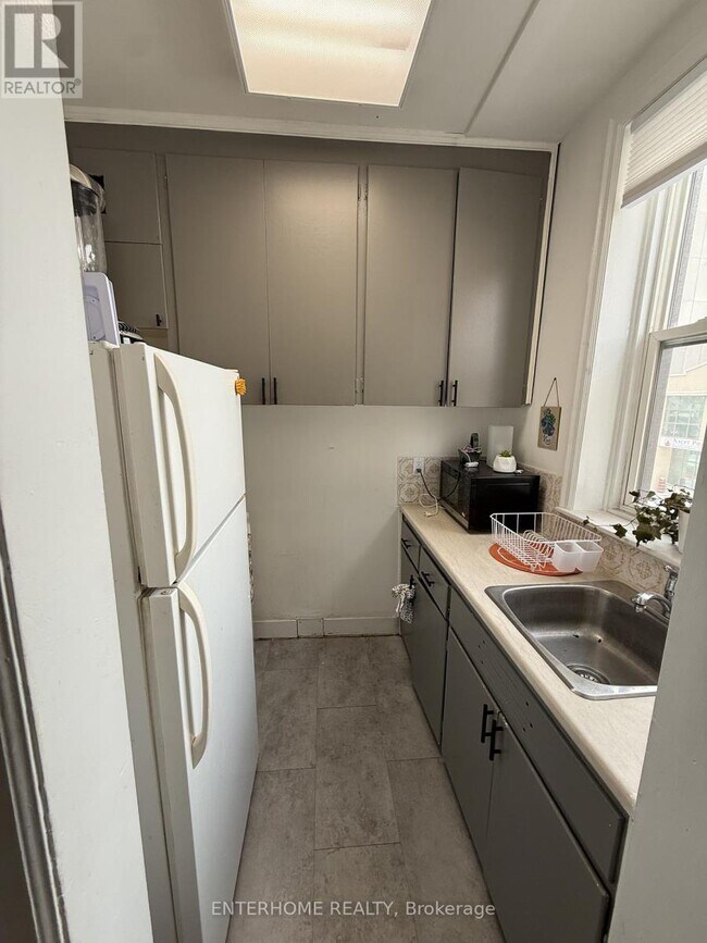 51 Queen St E in Brampton, ON - Building Photo - Building Photo